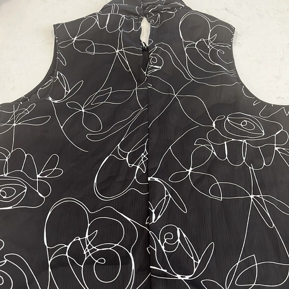 New sleeveless blouse - Picture 7 of 9